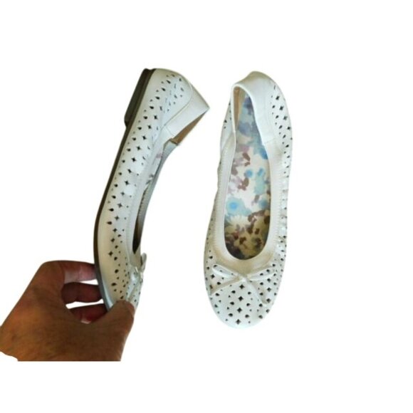 Vionic Size 8 White Flat Cut Out Rounded Toe Flat Soles Shoes - Picture 4 of 5